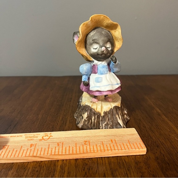 Norcross vintage handcrafted fine porcelain bisque figurine by Seymour Mann. - Picture 8 of 8